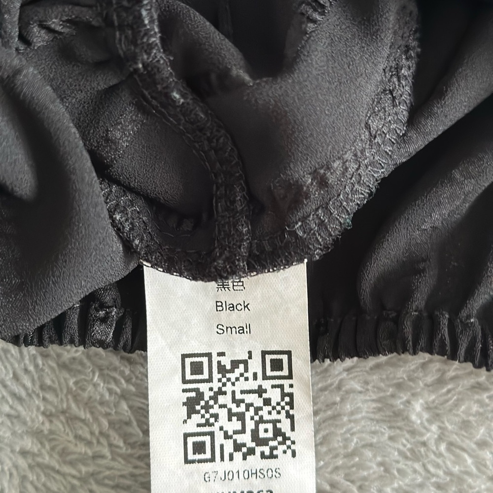 Cute black crop top with puffy sleeves Brand unknown